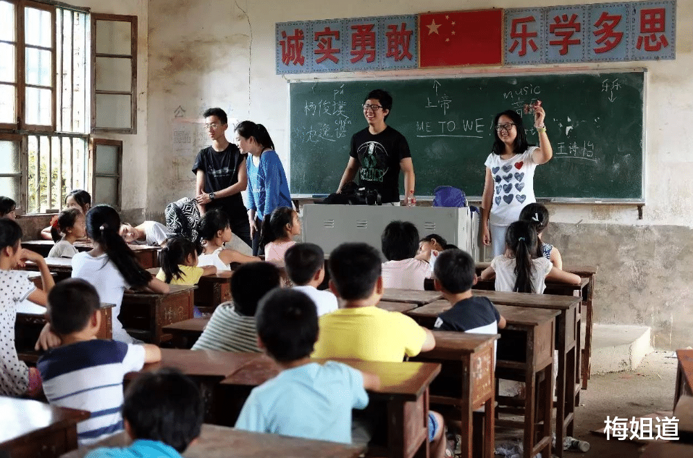 某乡村小学只招到“独苗”新生, 好比一对一私教, 家长: 赚到了