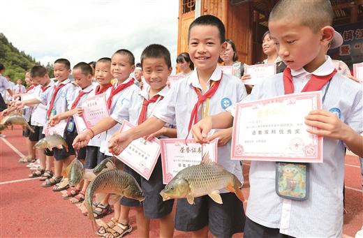 广西一小学生获评优等生, 学校奖励一只桶, 网友: 别笑, 大有深意