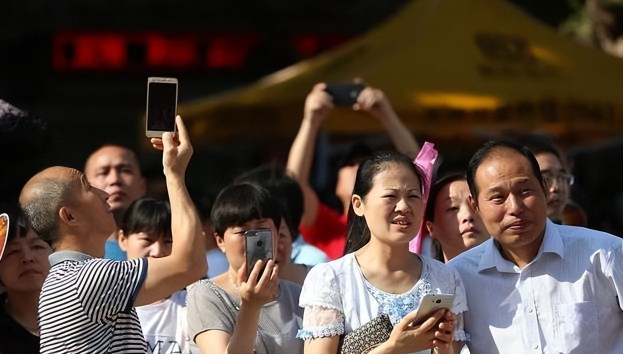 父母陪考双双上岸, 孩子却落榜, 学生称该考虑挣钱供父母读书了