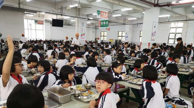 深圳某小学午餐18块, 家长直言5元成本都不要! 剩下的钱哪去了?