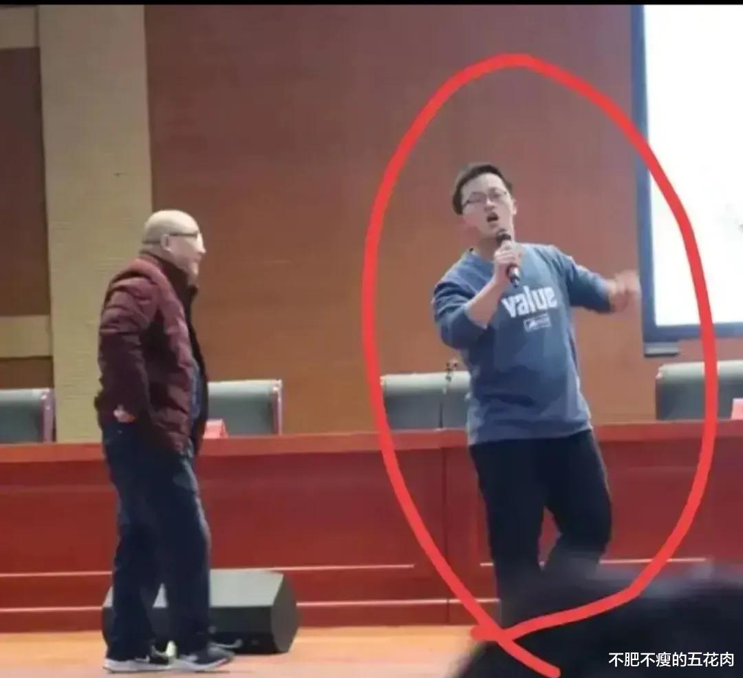 面对不当言论, 中学生敢于抢话筒, 大学生为何只会举报?