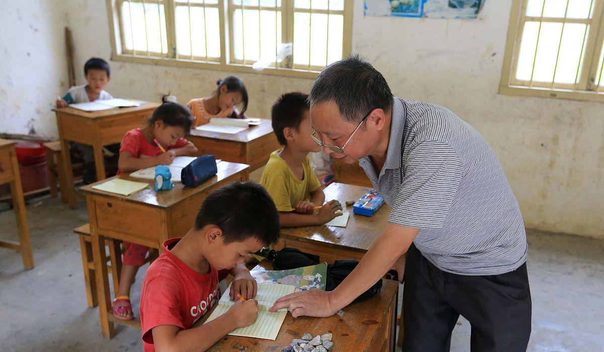 中小学教师迎来好消息, 完善提升老师薪资待遇, 多位代表全票通过