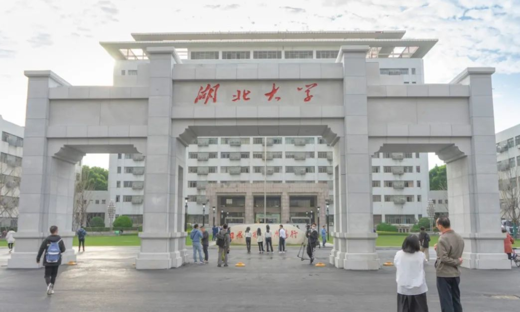 超市进湖北大学招人, 6500底薪排队投简历, 是学生廉价还是放弃梦想