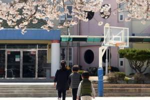 韩国多所小学改成养老院, 教师长时间待岗, 殡仪馆却接连开张
