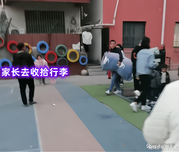 河南一所小学倒闭, 学生哭着不愿离校, 家长: 学校没钱了