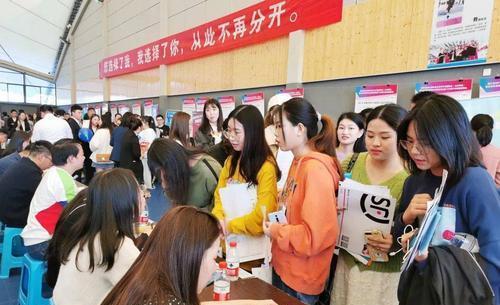 今年1158万大学生毕业, 00后该何去何从? 大部分进厂, 少部分躺平