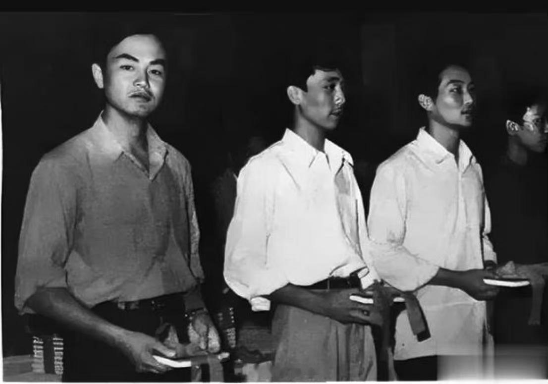 1981年，北京。外国语学院大礼堂，被评为“三好学生标兵”的年轻大学生。其中有位