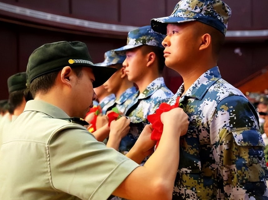 当了兵之后才知道, 高考后当兵和大学入伍天壤之别, 难怪有人后悔