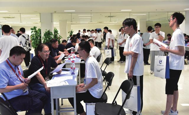 Ta们朝着航空工业光电所奔涌而来