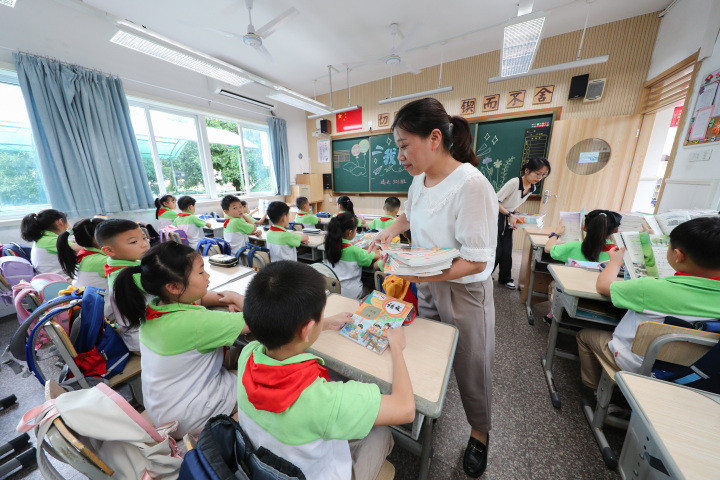 潮评丨遴选清北复交学霸当中小学老师, 别再担忧“大材小用”了