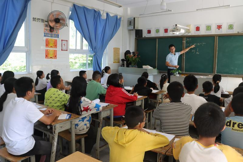 大山里办起了英语夏令营