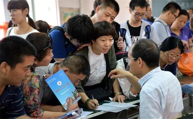 “真是欲哭无泪！”山东一位网友说，邻居女儿高考失利，只考了498分，为了图省心省