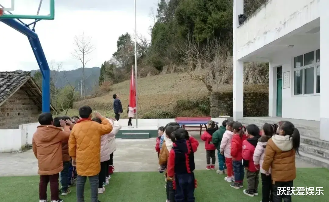 老师的寒暑假或将被取消, 或改成早八晚五? 预计在9月1日全面实行