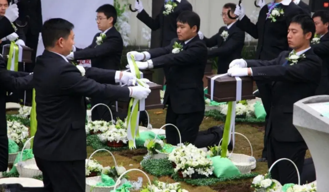 一个女孩子报考专科志愿，就想着挣钱多，听从某音说法，要求报殡葬专业，着实让人惊