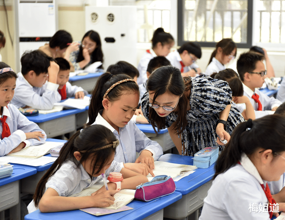 老师摊上事儿了? 中央编办或开始清出教师, 另一个好消息随之而来