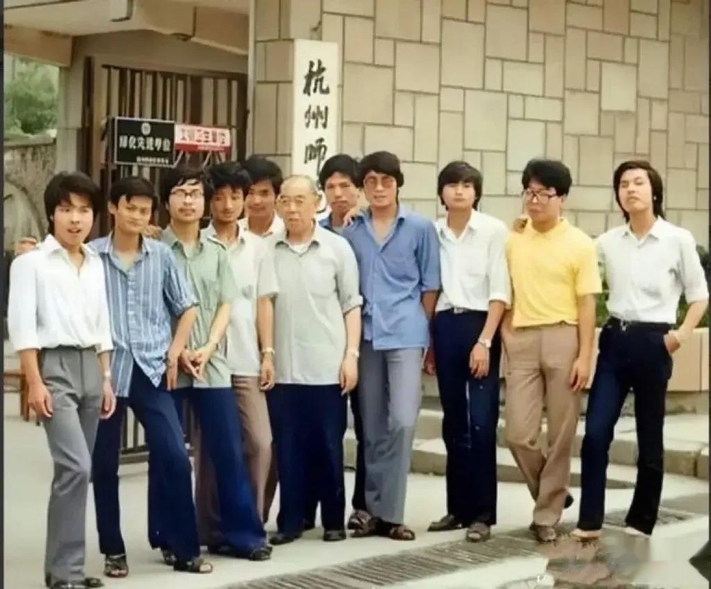 1986年，马云在杭州师范学院门口，与老师、同学的合影。照片中左边第二个人是