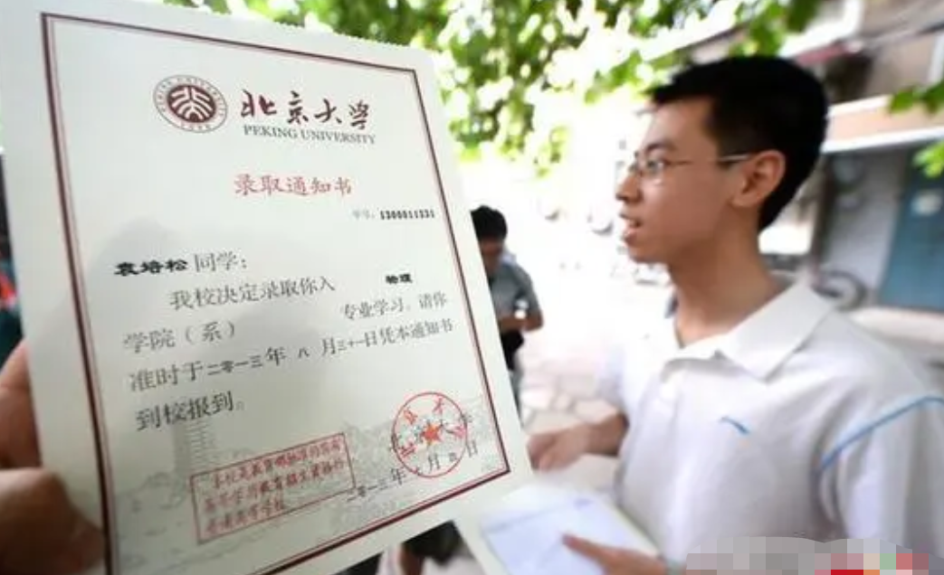 学生被大专录取, 家长晒录取通知书被嘲, 通知书上6个字暗示结局