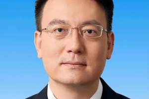 他是现任海南省副省长, 46岁成全国最年轻的副省长, 前途无量