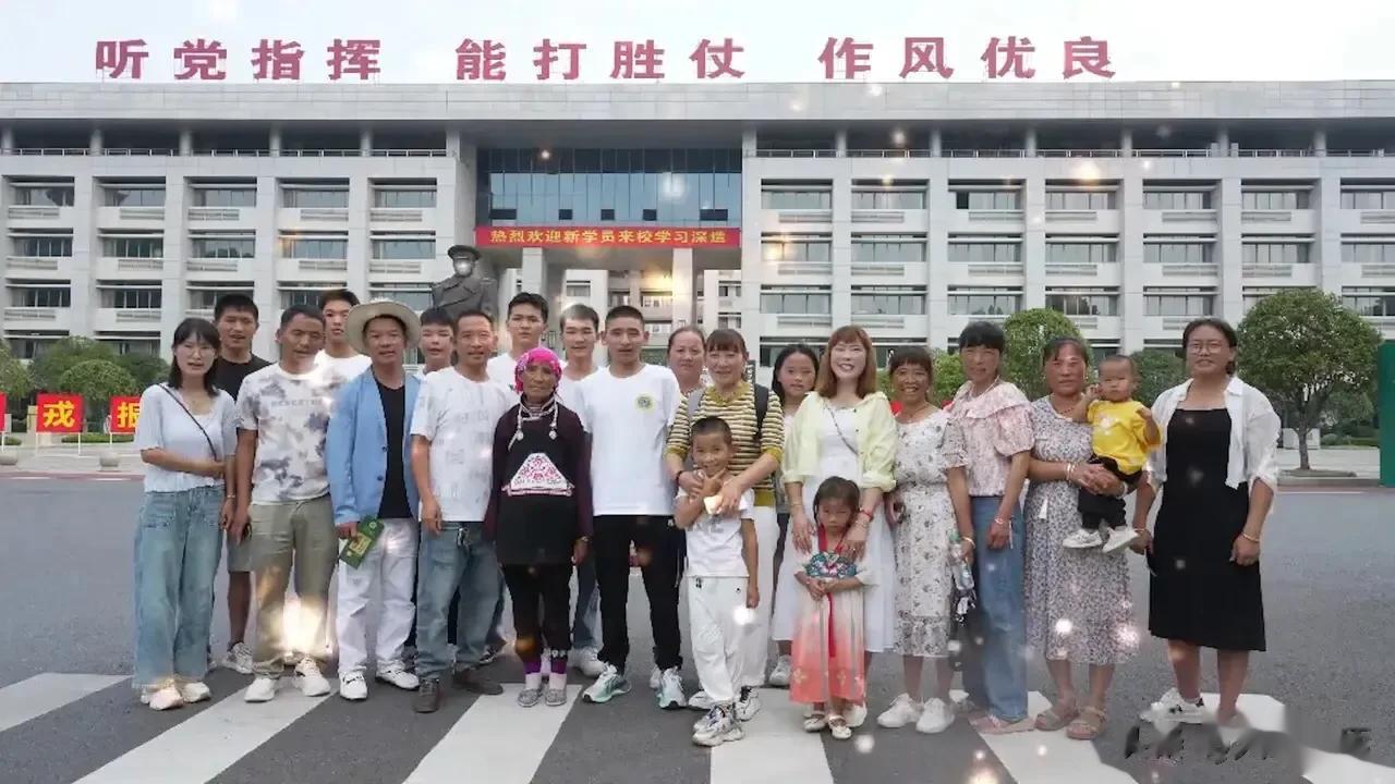 这真是光宗耀祖！国防科大，校门前的四世同堂让人羡慕……近日，湖南长沙。小伙