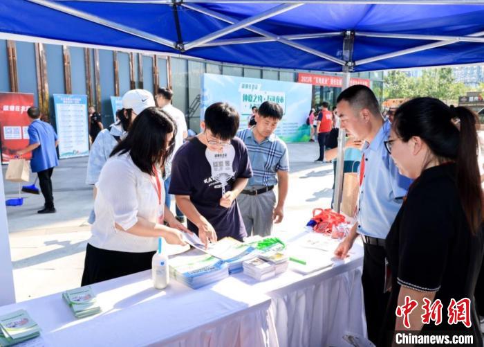 北京举办仲夏之约“招聘夜市” 为民企和高校毕业生搭建平台