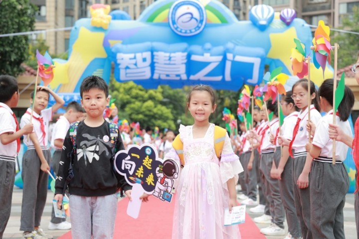 开启亚运倒计时! 一年级新生在专属亚运“车票”上写下梦想