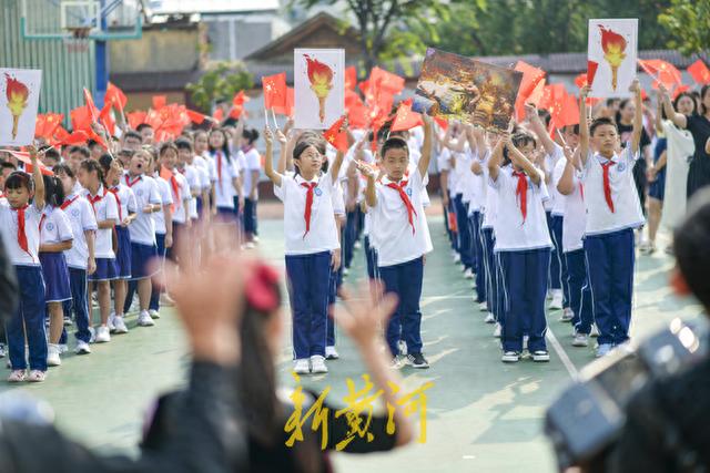 阔别假期重返校园, 学校“花式”迎接