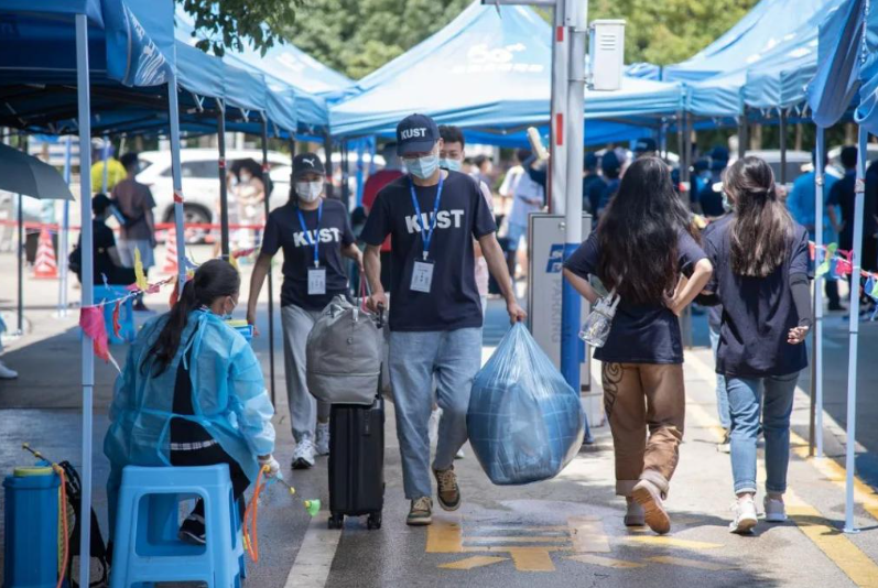 大一新生报到在即, 建议家长都穿好点, 不是虚荣而是“体面”些