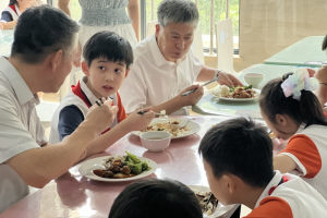 杭州开学第一天, 他们走进学校, 关心孩子们吃得怎么样