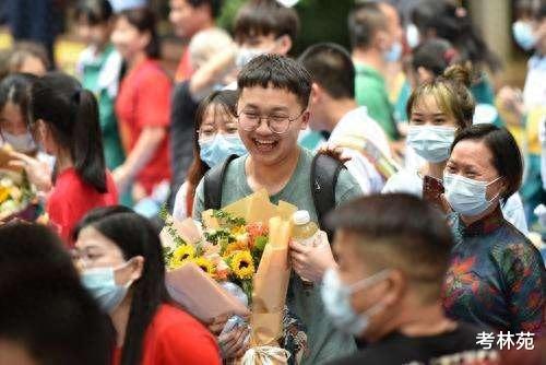 乡镇高中仅18人本科上线也发喜报? 大家不要嘲笑, 现实就这么残酷