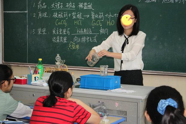 广东一女老师开学后想辞职, 一人独带5门课, 横跨理化生信息和体育