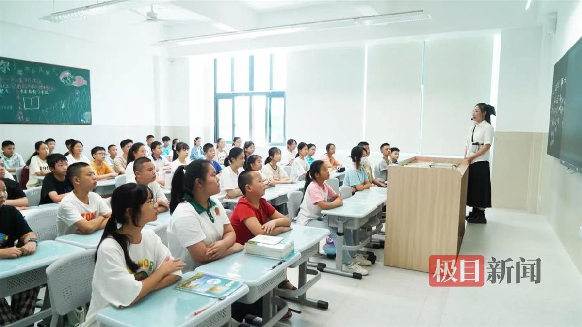 武汉新城未来学校揭牌, 300余名学生入新校