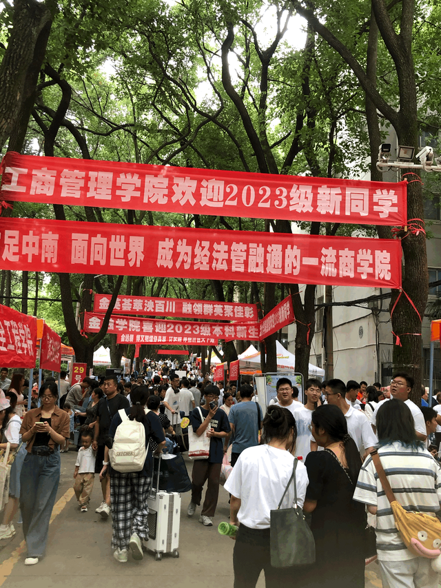 中南财经政法大学新生报到: 有人和父亲成为校友, 多名新生表示要考研