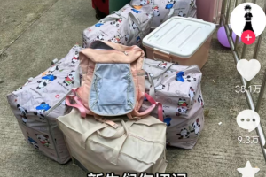 为了给学妹搬行李, 学长累成“折叠屏”, 开学季堪比《骆驼祥子》