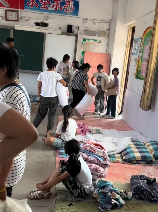 河南一小学学生集体打地铺? 教育局: 是午托学生, 部分床铺未装好