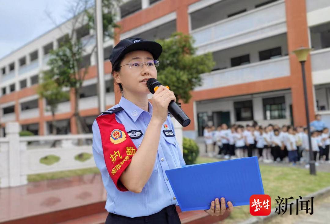 警花“法制副校长”给师生上“开学第一课”, 还以心理咨询师身份开“情绪课堂”