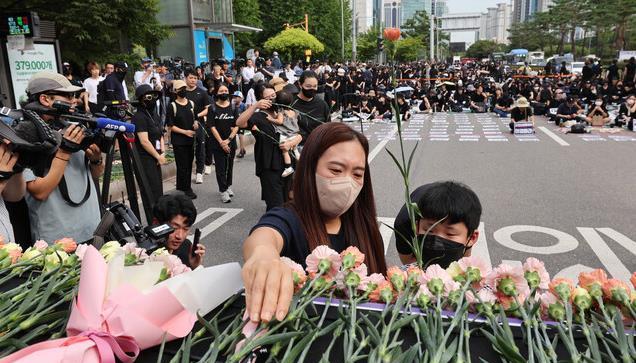 在韩国当老师要成高危职业? 学校家长学生三面夹击, 不堪重负