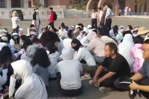 河南洛阳教师集体静坐抗议 拖欠工资问题引发关注