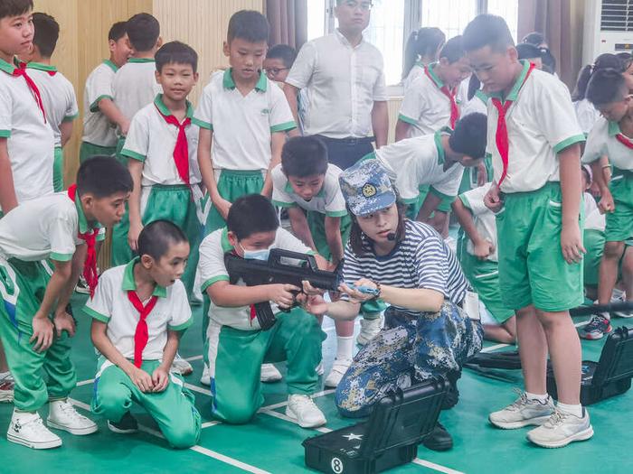 广州荔湾合兴苑小学将国防教育搬上开学典礼