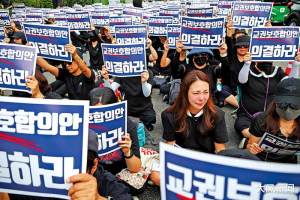 大风编译 | 不堪学生家长“霸凌”, 韩国23岁女老师校内轻生, 12万老师走上街头要求政府修订法律