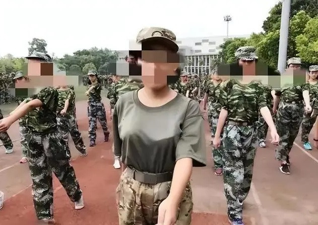 这让人怎么穿? 女大学生“军训服”薄如蝉翼, 学生: 毫无尊严!