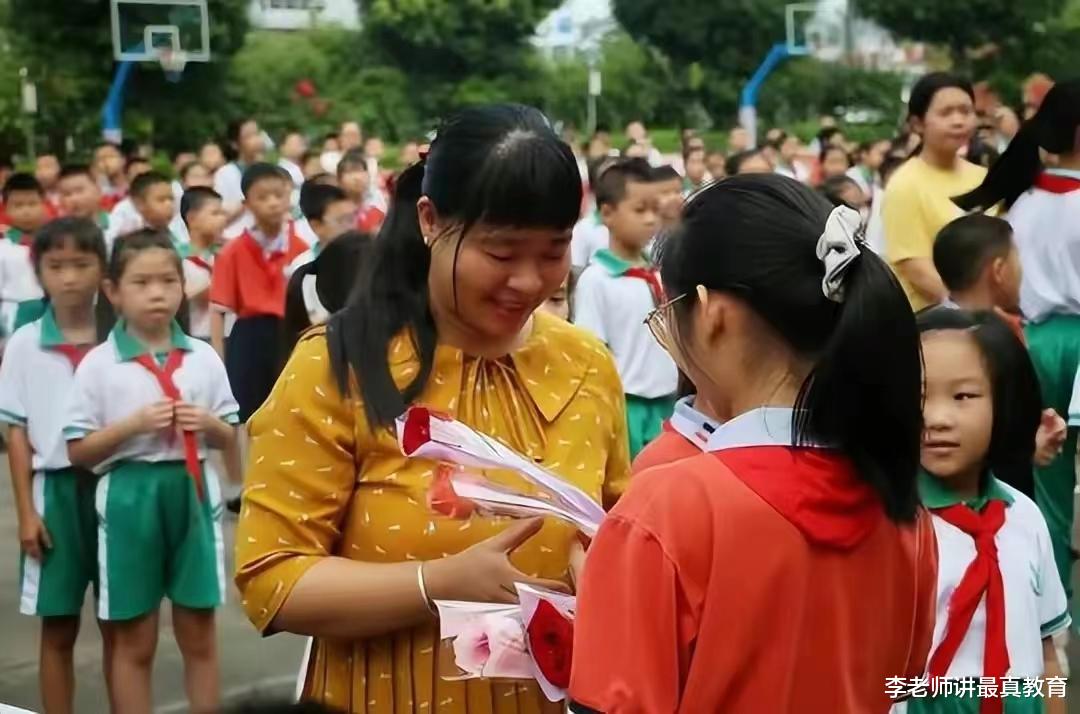 教师节收朵鲜花也不行, 老师: 赶快取消吧, 我们也不稀罕过!