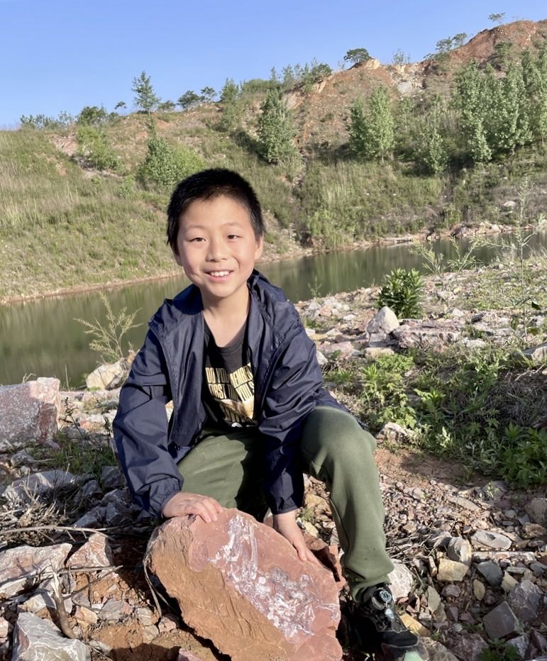 上海五年级小学生进山“敲”出罕见化石，中科院一研究所受赠后为其举办仪式