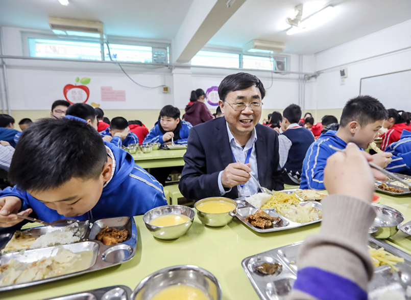 公务员午餐2元营养搭配, 小学生18元还吃不饱, 家长纷纷吐槽