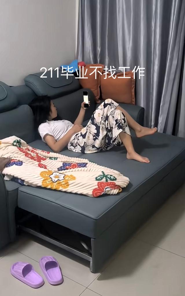 重庆女子211毕业在家啃老, 父母恨铁不成钢, 想不到找工作都费劲