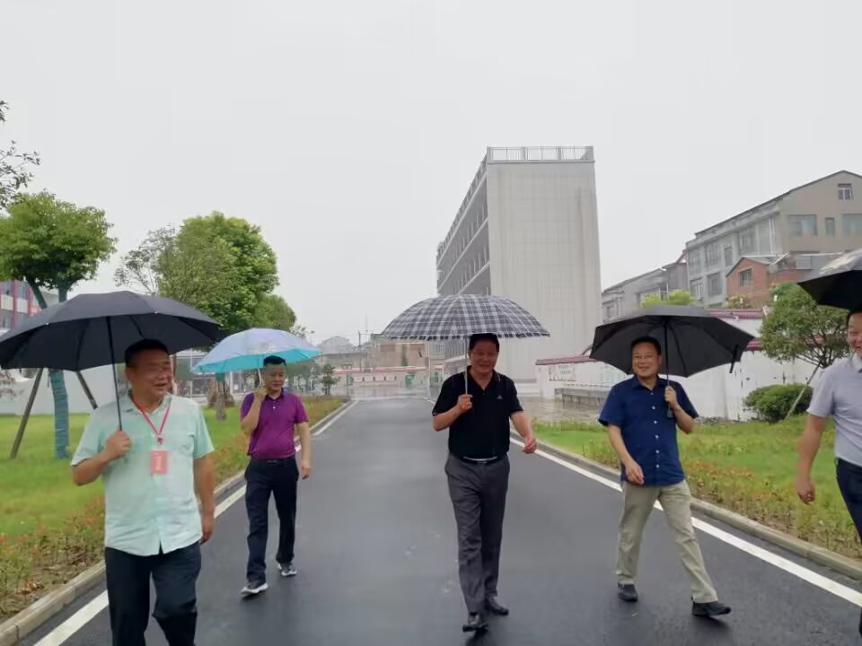 襄阳: 谷城县城关镇中心学校黄康校区: 情系教育, 关心师生!