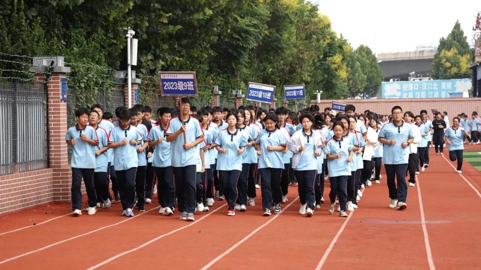 启航新学期, 奔跑向未来! 临沂士博高中学子大课间跑起来