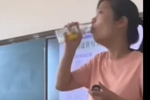 辽宁沈阳, 一个大学教授喝水的画面冲上热搜