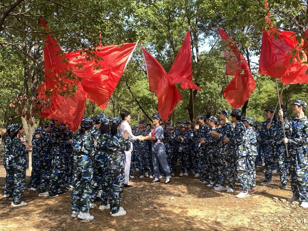 超燃! 江西科技师范大学3500名新生情景再现南昌起义