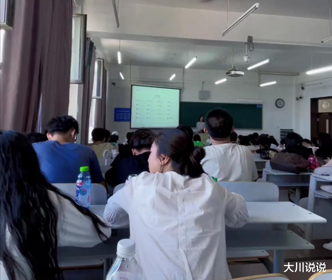 大学教室成海景房, 女生们抢着去上课, 网友: “咸湿”味道受不了