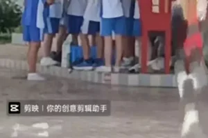 深圳一学校将未订餐学生赶出教室, 让他们在雨中就餐, 引社会关注
